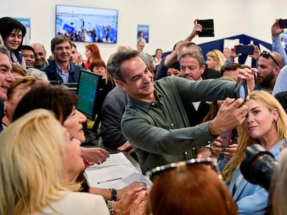 El primer ministro griego Kyriakos Mitsotakis, se fotografía con sus simpatizantes durante una visita a la principal oficina de campaña electoral del partido en Atenas, el 14 de mayo de 2023.