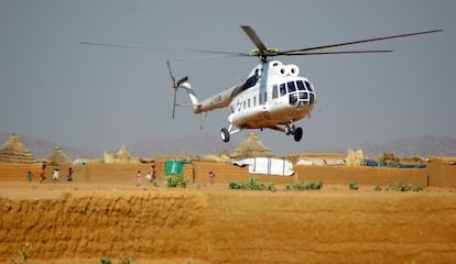 2005, un medio de transporte habitual en Darfur. Miles de personas que trabajan en el sector humanitario dependen de los servicios aéreos gestionados por el PMA. La inseguridad y las elevadas distancias (Darfur tiene el tamaño de Francia) hacen de los helicópteros un medio de transporte común, y bastante ruidoso, en este tipo de lugares. En la foto, el helicóptero llegando a Kabkabiya, Darfur norte, mi lugar de residencia durante un año y medio. Llamaba la atención ver a los mecánicos encaramarse al techo de los helicópteros y abrir el motor para hacer pequeños arreglos; una escena parecida a la de los coches con el capó abierto en cualquier calle, pero sin conversaciones sobre la solución más apropiada...