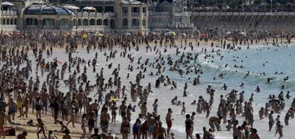 Numerosos españoles huyen a las playas ante las altas temperaturas de los últimos días