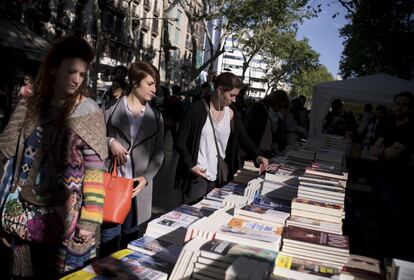 Ojeando libros en la Rambla de Barcelona.
