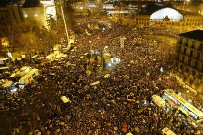 Manifestación de rechazo contra los atentados del 11 de marzo, en la plaza de Atocha de Madrid.