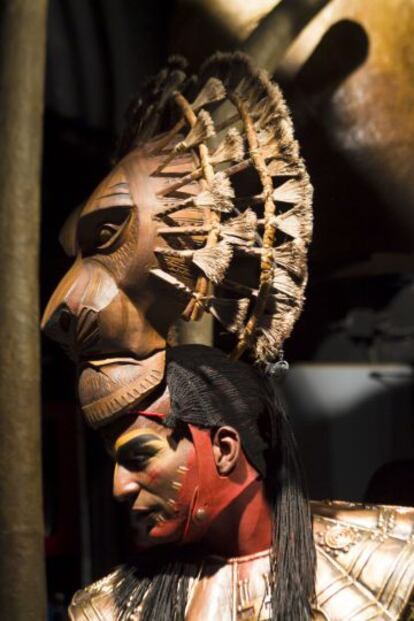 Uno de los actores de 'El Rey León' antes de actuar.