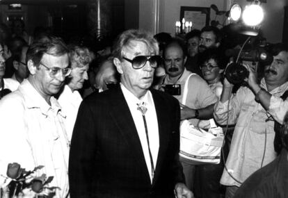 Diego Galán, junto a Robert Mitchum, en el Festival de Cine de San Sebastián en 1993.
