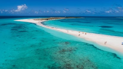 Vista aérea de la isla tropical de Cayo de Agua, en el archipiélago venezolano de Los Roques.