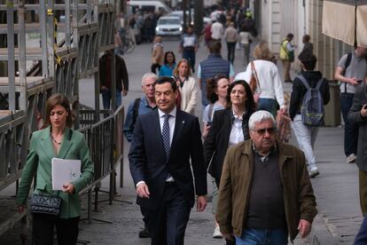 El presidente de la Junta de Andalucía, Juan Manuel Moreno, por las calles de Sevilla este lunes.