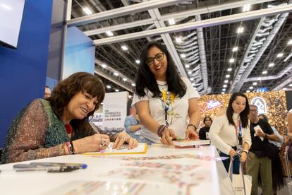 Rosa Montero firma autógrafos en la Feria Internacional del Libro de Guadalajara.