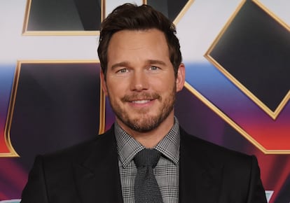 Antes de convertirse en una estrella de Hollywood y protagonizar películas de la saga Jurassic Park, un amigo de clase animó a Chris Pratt a vivir junto a él en la playa de Maui, en Hawái. El actor aceptó la oferta y viajó hasta allí. Consiguió trabajo en Bubba Gump Shrimp Company, pero seguía durmiendo en la playa. Estuvo un año completo viviendo a la intemperie. “Éramos un grupo de niños viviendo, acampando en la playa durante un año”, explicó Pratt en un 'podcast' en 2022. Finalmente, le ofrecieron un papel en una película y voló hasta Los Ángeles. Hoy vive con su segunda esposa, Katherine Schwarzenegger, en una lujosa mansión, como se pudo ver en la segunda temporada del programa de Netflix 'The Home Edit'.