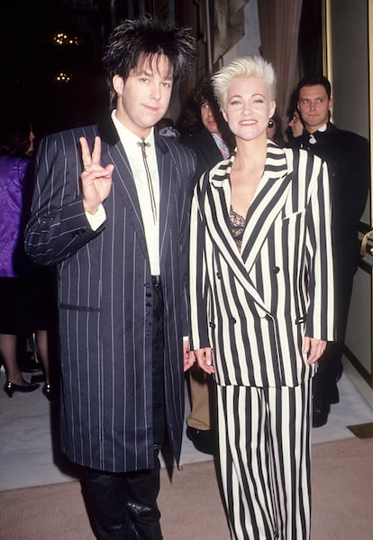 El traje para alfombra roja nunca decepciona.

Roxette nunca se dejaron llevar por los estilismos clásicos de alfombra roja. Buen ejemplo de ello son los looks que eligieron en 1991 para acudir a la gala de los BMI Pop Music Awards. Marie, con traje de rayas blancas y negras, y Per, con  levita de raya diplomática combinada con un cordón vaquero.