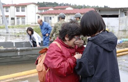 Una mujer llora de alivio después de ser rescatada de una zona por la que paso el tifón Hagibis.