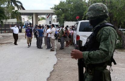 Un militar custodia la entrada de un hotel tras una balacera en Quintana Roo este año.