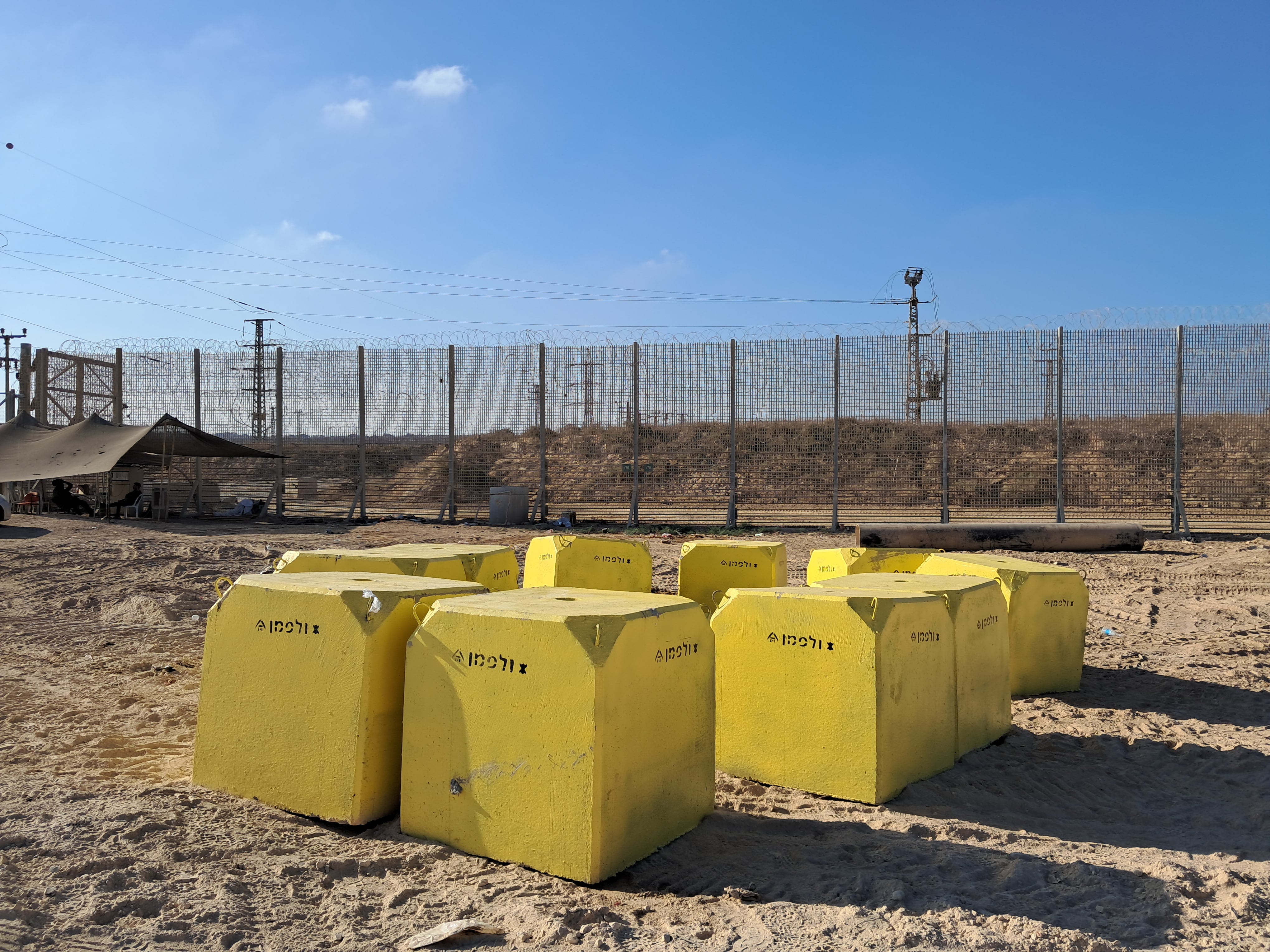 Bloques de hormigón con los que el ejército israelí marca la línea amarilla dentro de Gaza, este martes frente a la barrera fronteriza. Imagen sometida a las normas de la censura militar israelí.