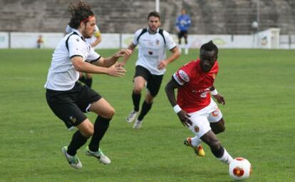 Players vie for the ball during the under-suspicion match between Constancia and N&agrave;stic. 