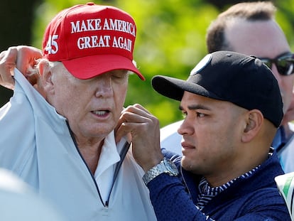 Walt Nauta, asistente personal de Donald Trump, le ajustaba el cuello antes de un torneo de golf en Sterling (Virginia), el 25 de mayo.