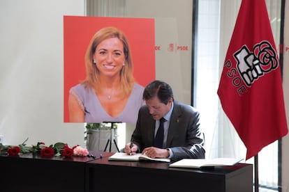 El presidente de la gestora del PSOE Javier Fernández firma en el libro de condolencias en la capilla ardiente de Carme Chacón, situada en la sede del partido. 