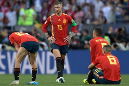 Jugadores de la selección esperan en el césped después de ser eliminados por Rusia.