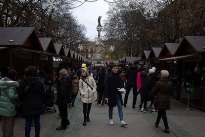 Visitantes de la feria de Navidad, este sábado en el centro de Pamplona.