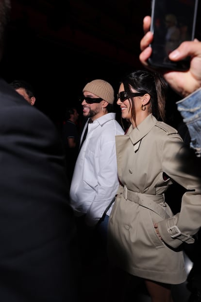 Sin duda, Bad Bunny y Kendall Jenner forman una de las parejas más sorprendentes de este año. Pocos esperaban a principios de 2023 que, después de que las cámaras les captaran saliendo juntos de una fiesta tras los premios Oscar, su historia fuera a ir más allá de una simple aventura. Aunque nunca lo han llegado a oficializar, después de un millar de fotos juntos, incluyendo la reciente campaña publicitaria de Gucci en la que ambos posan de la mano, y una dedicatoria a la modelo en una canción del nuevo disco del puertorriqueño, es evidente que la pareja, tenga el tipo de relación que tenga, es feliz de la mano.