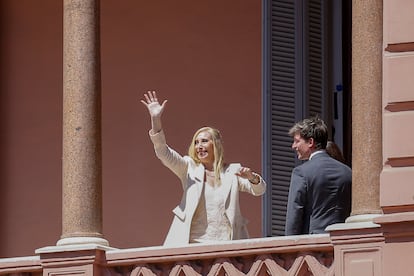 Karina Milei saluda a simpatizantes de Javier Milei desde el balcón de la Casa Rosada, el 10 de diciembre de 2023.