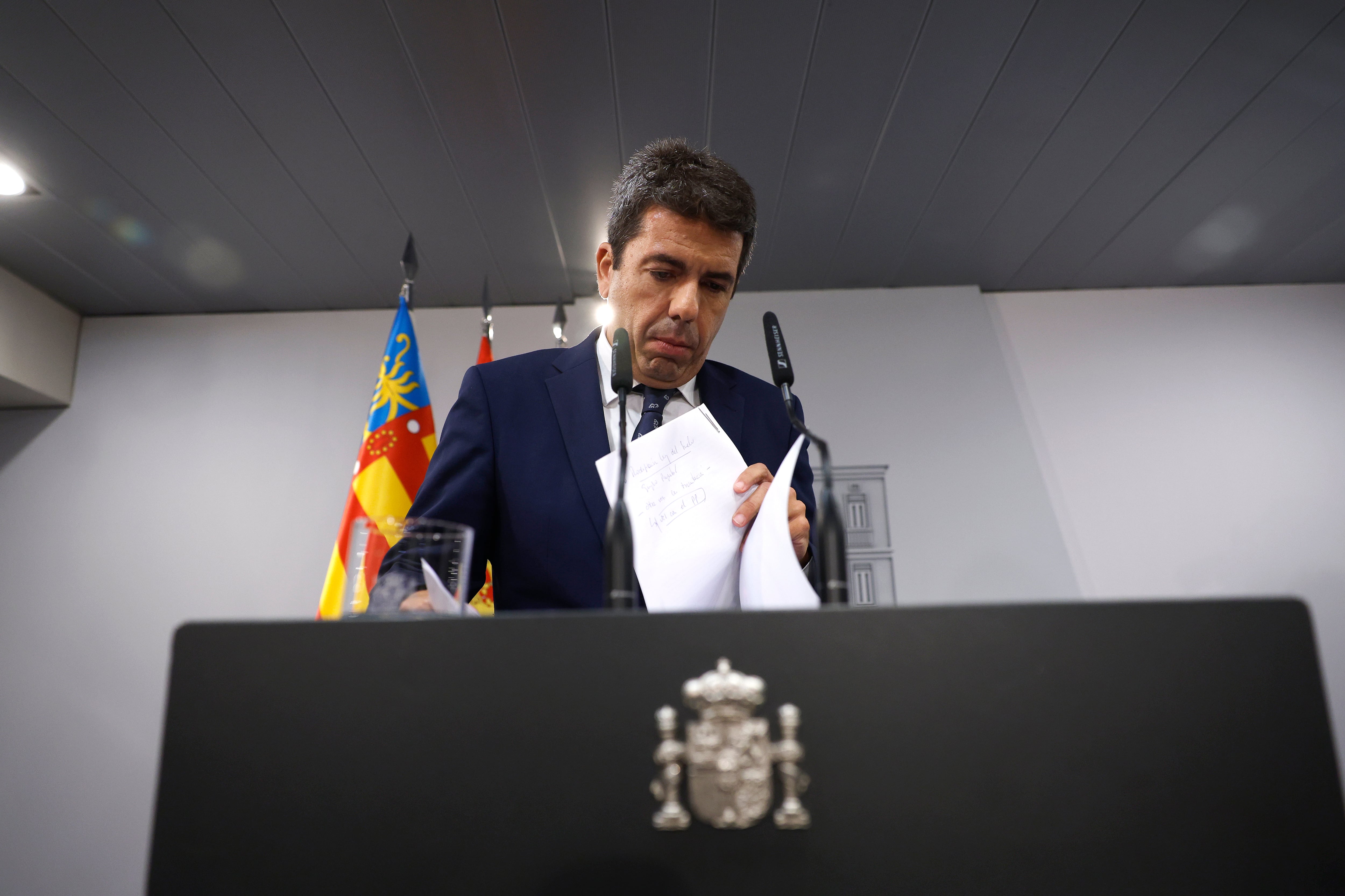 El presidente de la Comunitat Valenciana, Carlos Mazón, en rueda de prensa tras la reunión con Sánchez.