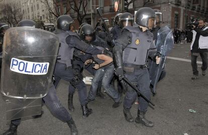 Un manifestante es detenido por varios miembros de la Policía Nacional durante la protesta "Asedia el Congreso".