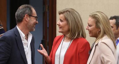 La ministra de Empleo, Fatima Bañez, habla con Alberto Montero, diputado de Podemos y presidente de la Comisión de Empleo