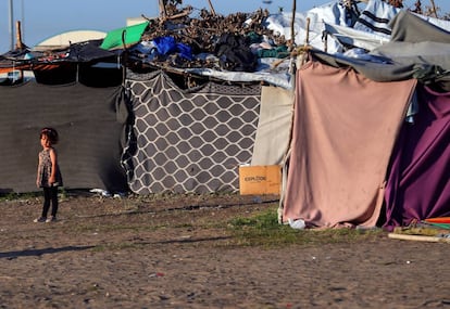 Una ni&ntilde;a junto a las tiendas que migrantes y refugiados han levantado en la frontera serbo-h&uacute;ngara, el 2 de septiembre. 