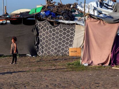 Una ni&ntilde;a junto a las tiendas que migrantes y refugiados han levantado en la frontera serbo-h&uacute;ngara, el 2 de septiembre. 