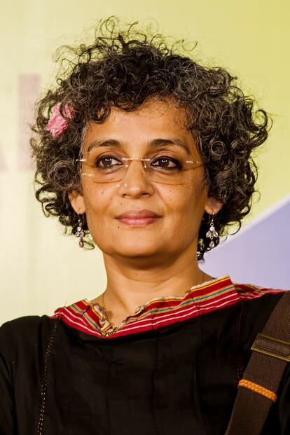 Arundhati Roy (1961) - Escritora y activista India. Ganadora del Premio Booker en 1997 por su primera novela, El dios de las peque?as cosas, su carrera ha sido meterica llegando a participar en el Tribunal Mundial Sobre Irak.