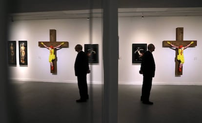 Un hombre contempla la escultura 'McJesus', de Jani Leinonen, el martes en el Museo de Arte de Haifa (Israel).