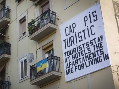 Pancarta contra els apartaments turístics a la Barceloneta.