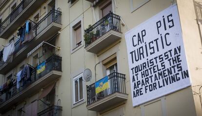 Pancarta contra els apartaments turístics a la Barceloneta.