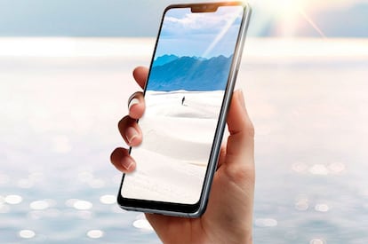 La firma coreana ha cambiado por completo el diseño de su tope de gama, y le ha añadido a su gran pantalla FullVision+ un notch en la parte superior. Un notch que además se puede ocultar de forma nativa, ya que la pantalla OLED permite que sus negros profundos lo oculten completamente. Tampoco le falta una cámara dual o el procesador Snapdragon 845, siendo uno de los móviles más deseados de la actualidad.