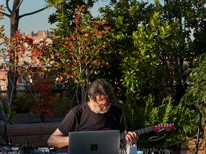 El músico Suso Saiz, prácticamente solo al amanecer en la azotea de La Casa Encendida ofreciendo uno de los nuevos conciertos virtuales del ciclo La Terraza Magnética.