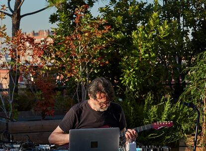 El músico Suso Saiz, prácticamente solo al amanecer en la azotea de La Casa Encendida ofreciendo uno de los nuevos conciertos virtuales del ciclo La Terraza Magnética.