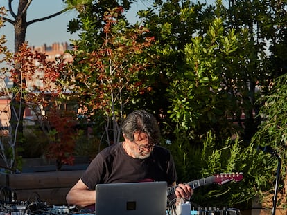 El músico Suso Saiz, prácticamente solo al amanecer en la azotea de La Casa Encendida ofreciendo uno de los nuevos conciertos virtuales del ciclo La Terraza Magnética.