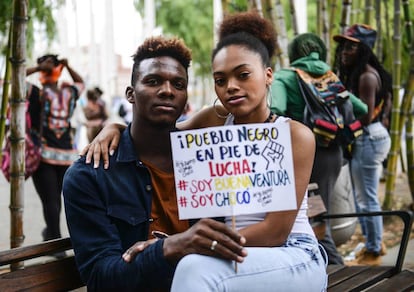 Dos manifestantes de Medell&iacute;n se solidarizan con los paros en Choc&oacute; y Buenaventura, en el Pac&iacute;fico colombiano.
 