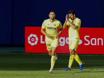 Dani Parejo (derecha) pide perdón tras anotar el gol de la victoria ante el Valencia este domingo en La Cerámica.