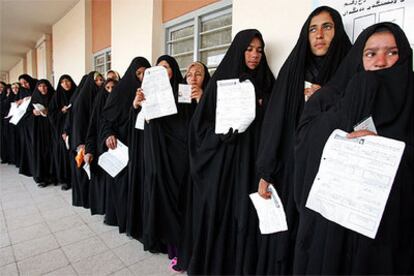 Mujeres iraquíes aguardan para votar en la ciudad de Nayaf en las elecciones del pasado enero.