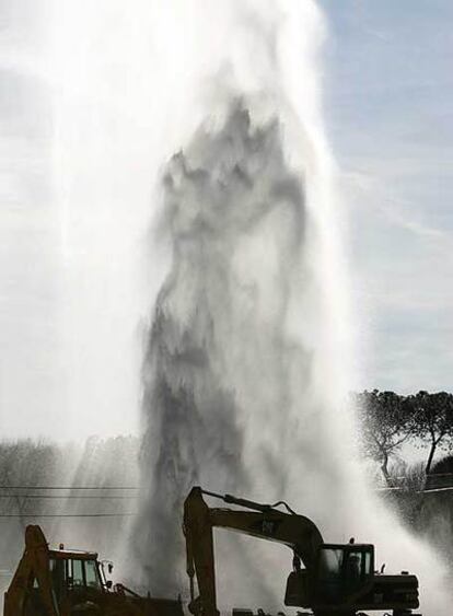 Un gran chorro de agua se eleva sobre la autovía de Barcelona.