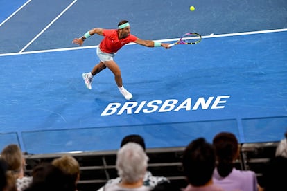 Nadal intenta devolver la pelota durante el partido contra Thompson, el viernes en Brisbane.