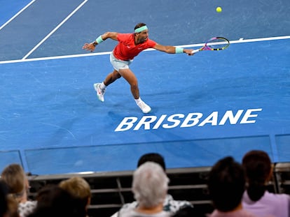 Nadal intenta devolver la pelota durante el partido contra Thompson, el viernes en Brisbane.