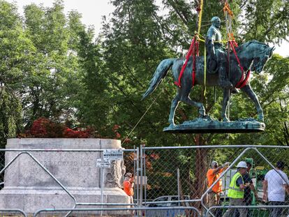 Trabalhadores retiram a estátua de Lee, que ficará guardada até que os vereadores decidam sobre seu futuro.