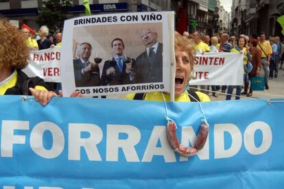 Una afectada por las preferentes se manifiesta ayer en A Coruña.