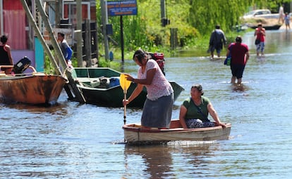 Residentes en botes debido a la inundación en Villa Paranacito, provincia de Entre Ríos, Argentina, en 2016. 