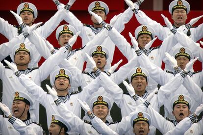 Un coro de la marina china se presenta durante un concierto con bandas militares chinas y extranjeras en Qingdao (China), el 22 de abril de 2019. Naves de armadas chinas y extranjeras se reunieron en Qingdao para los eventos de esta semana, incluido un desfile naval, para conmemorar el 70º aniversario de La fundación de la Armada del Ejército Popular de Liberación (EPL).