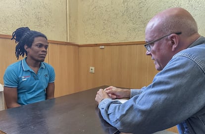 On the left, Frank Dario Jarrosay Manfuga, Cuban musician recruited by the Russian army and today detained by Ukraine, speaks with Orlando Gutiérrez Boronat, general secretary of the Assembly of the Cuban Resistance (ARC).