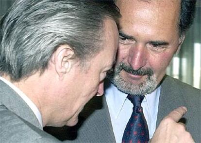 Josep Piqué (a la izquierda) habla con Bernd Pischetsrieder tras anunciar la inversión ayer.
/ EFE