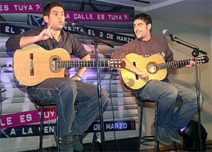 José (izquierda) y David Muñoz, durante la presentación de su tercer disco.