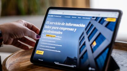 Un lector consulta la web de EL PAÍS Profesional, nueva plataforma de suscripciones de EL PAÍS para empresas y organizaciones.