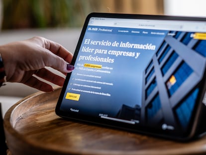 Un lector consulta la web de EL PAÍS Profesional, nueva plataforma de suscripciones de EL PAÍS para empresas y organizaciones.